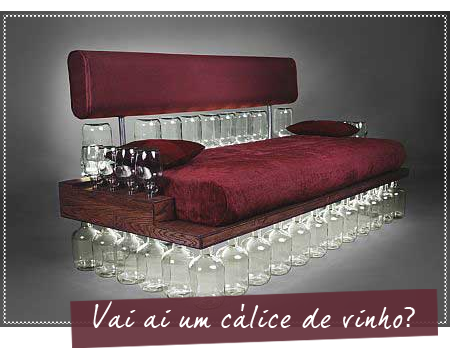 Reciclagem: sofá de garrafas de vinho